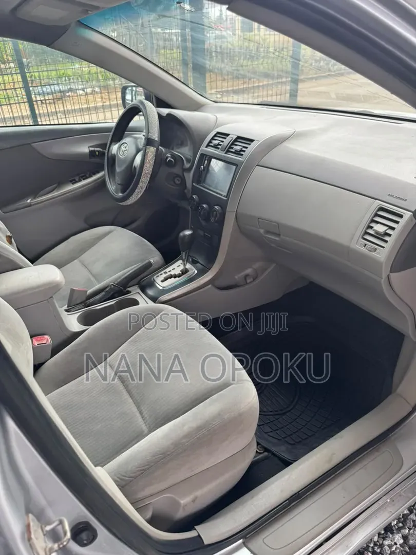 Toyota Corolla 2010 Silver