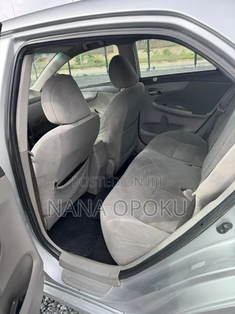 Toyota Corolla 2010 Silver