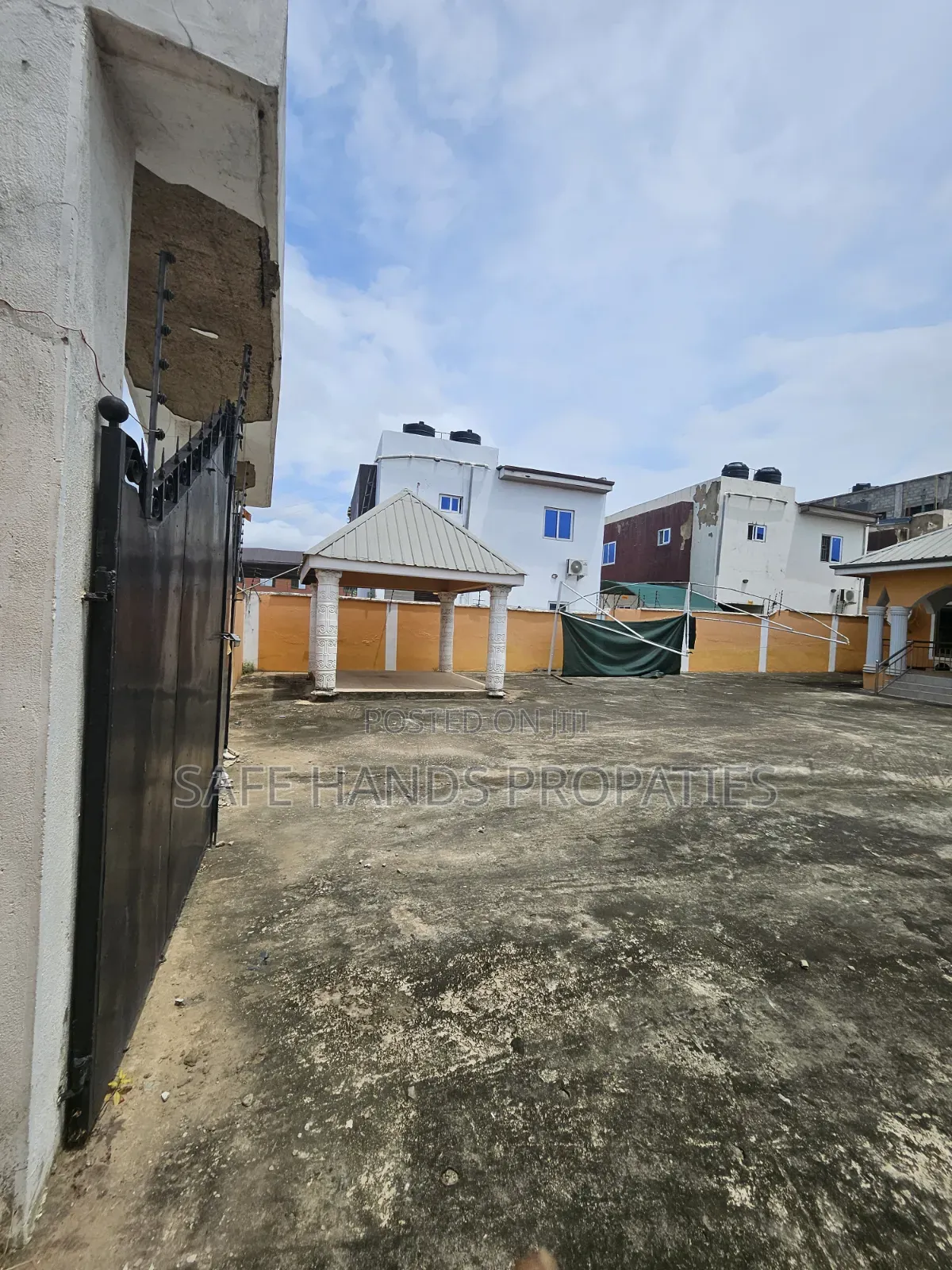 5bdrm House in Lakeside, Accra Metropolitan for sale