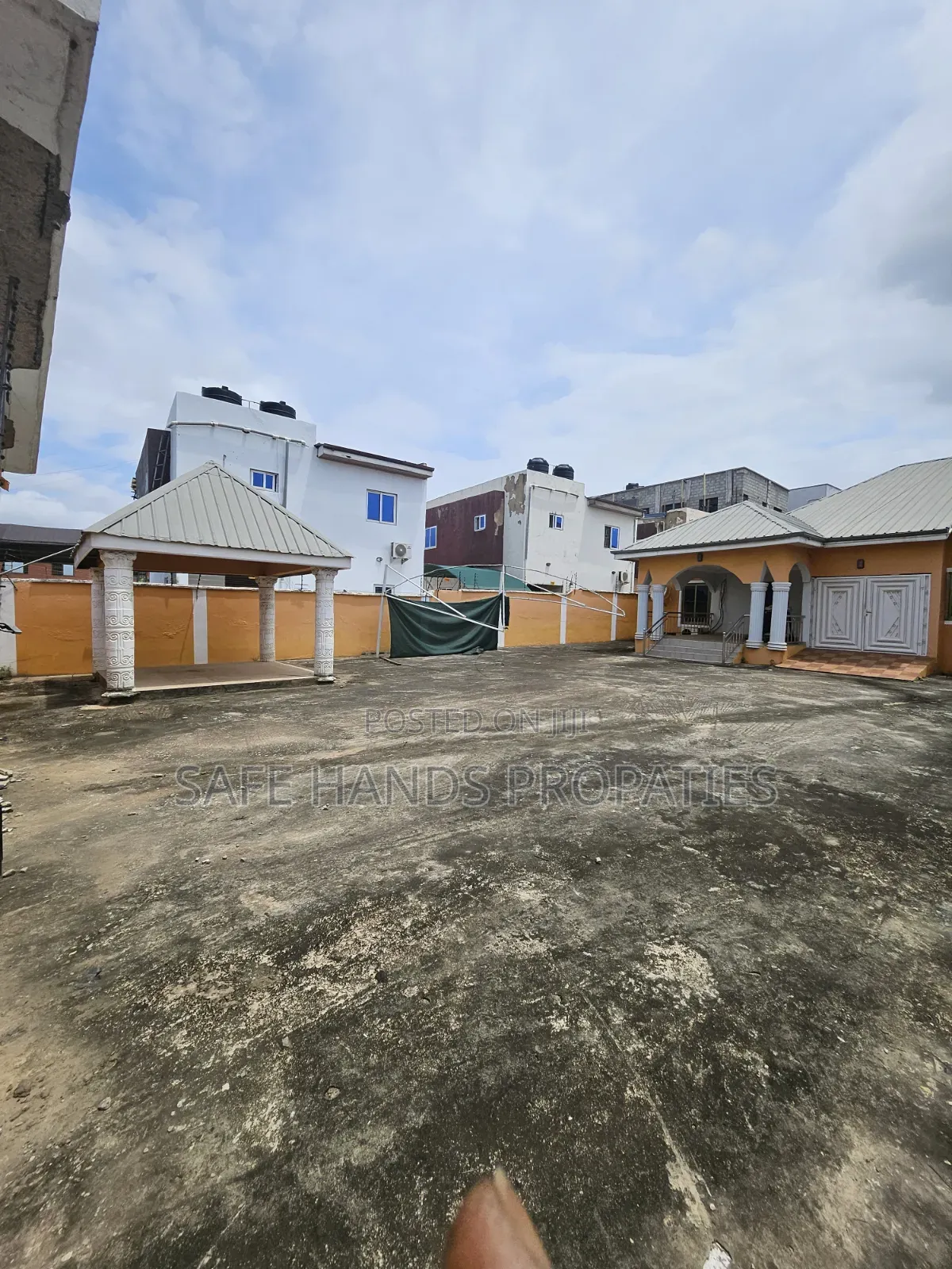 5bdrm House in Lakeside, Accra Metropolitan for sale