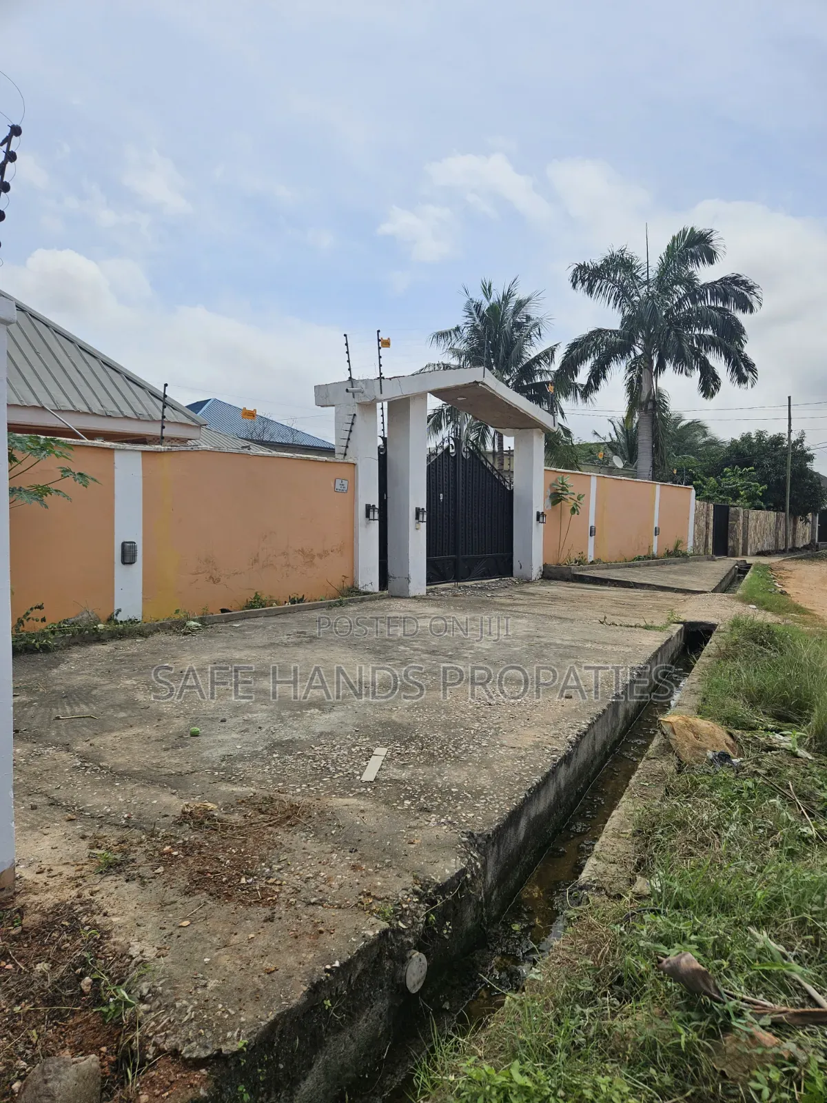 5bdrm House in Lakeside, Accra Metropolitan for sale