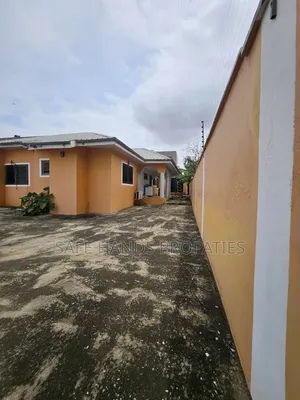 5bdrm House in Lakeside, Accra Metropolitan for sale