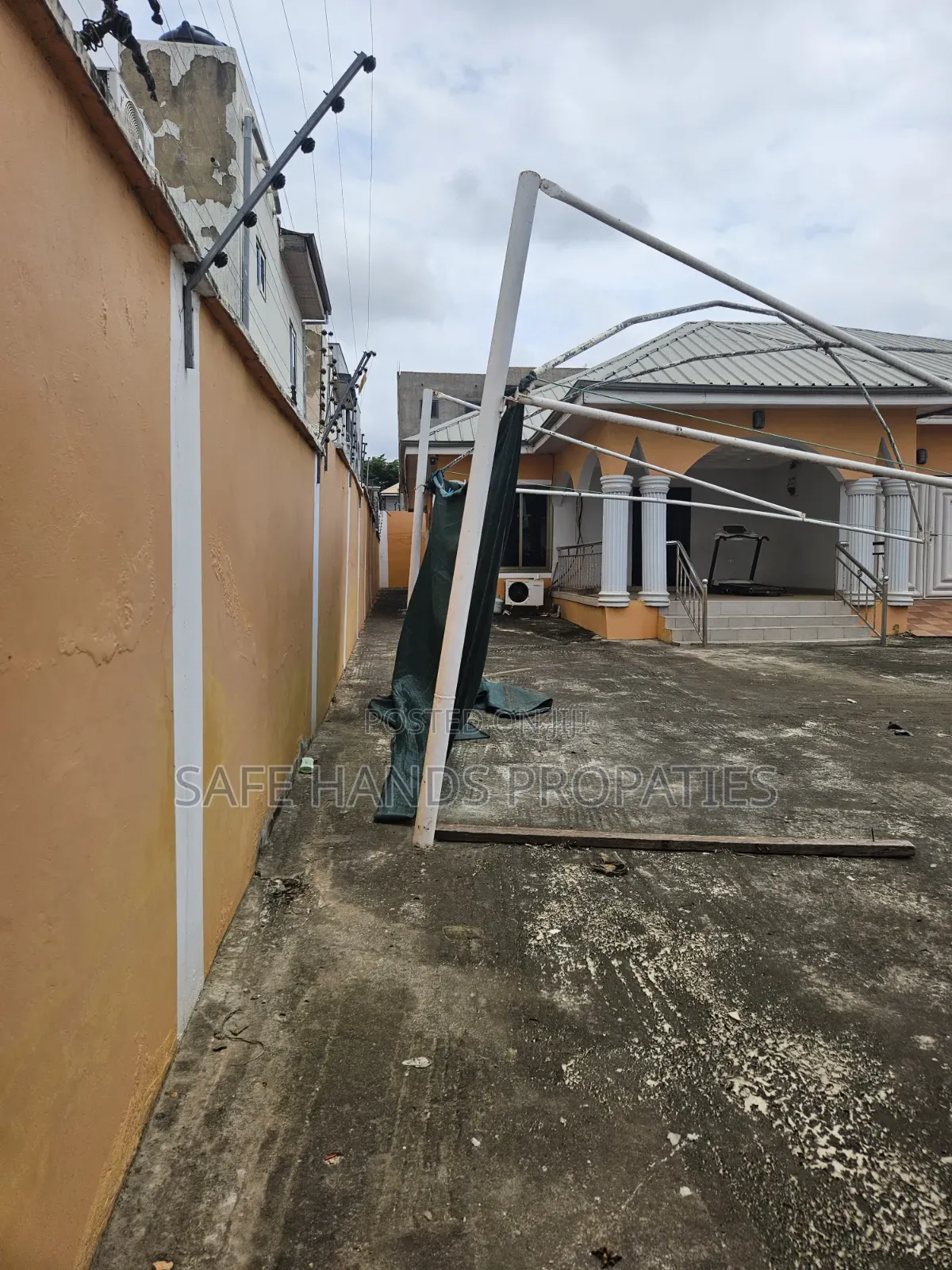 5bdrm House in Lakeside, Accra Metropolitan for sale