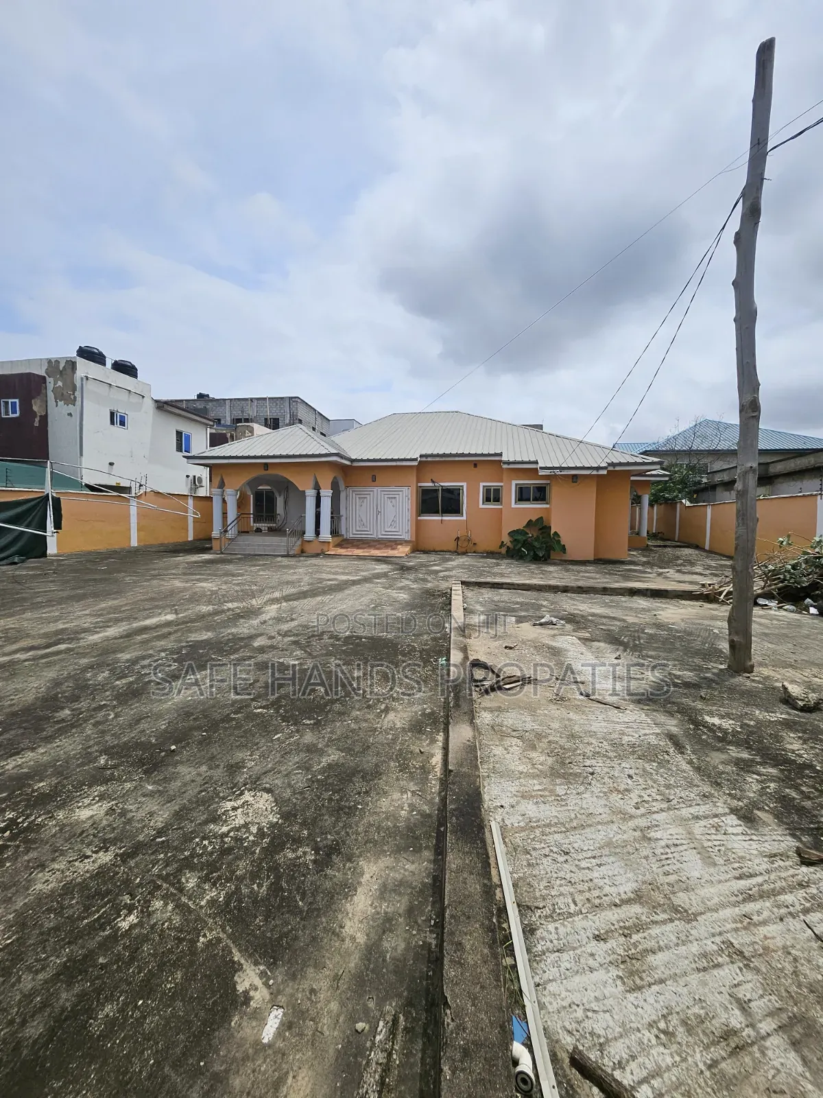 5bdrm House in Lakeside, Accra Metropolitan for sale
