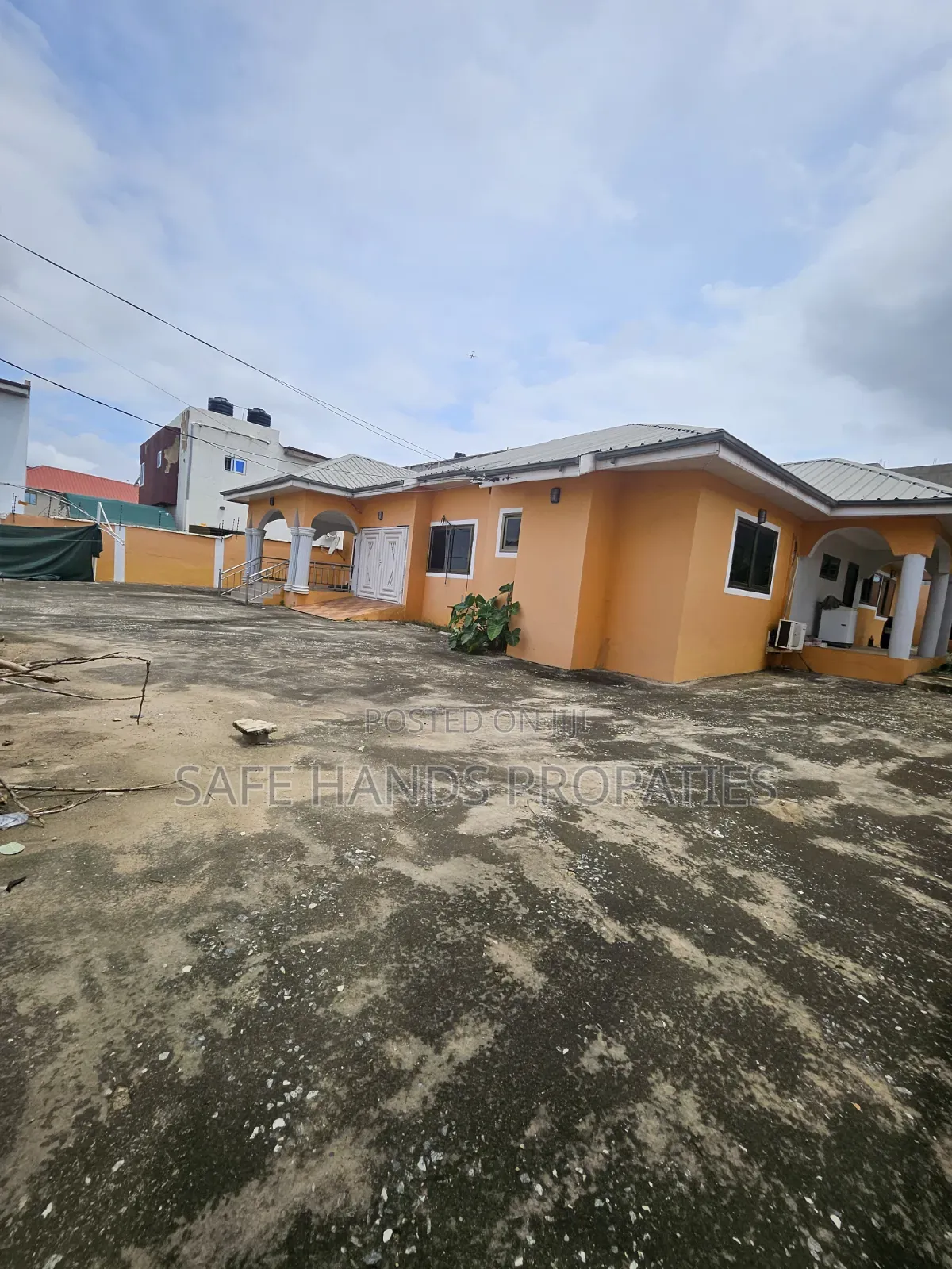 5bdrm House in Lakeside, Accra Metropolitan for sale