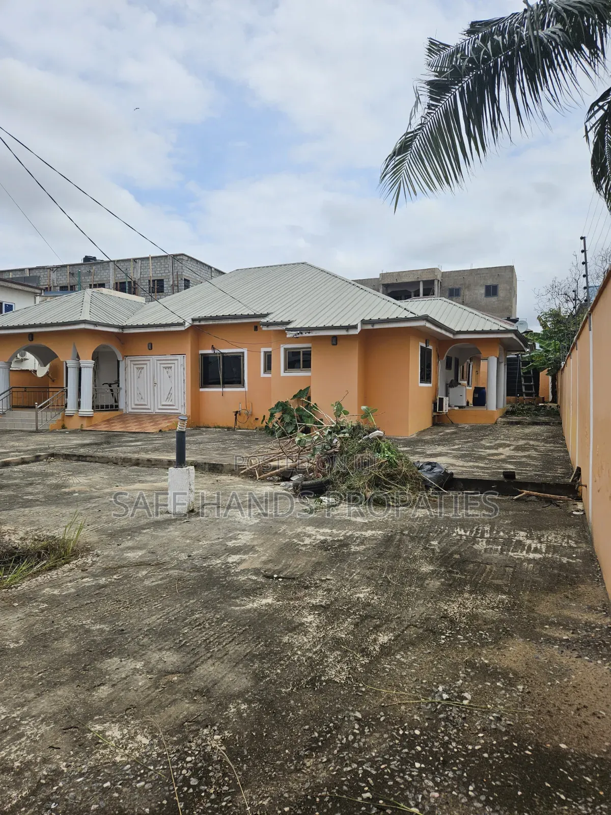5bdrm House in Lakeside, Accra Metropolitan for sale