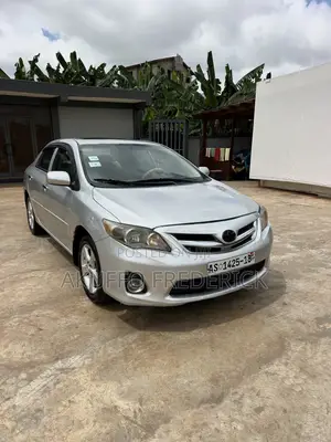 Toyota Corolla LE 4dr Sedan (1.8L 4cyl 4A) 2013 Silver