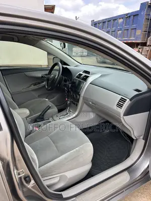 Toyota Corolla LE 4dr Sedan (1.8L 4cyl 4A) 2013 Gray