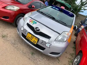 Toyota Vitz 1.3 FWD 5dr 2010 Silver