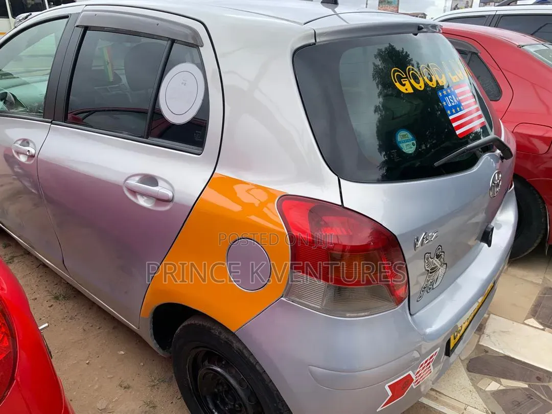 Toyota Vitz 1.3 FWD 5dr 2010 Silver