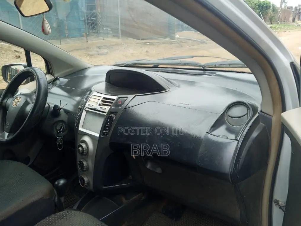 Toyota Vitz 1.3 FWD 5dr 2010 Silver