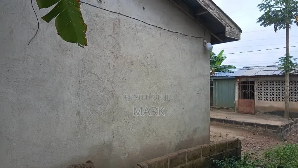 4bdrm Apartment in Kaaf Estate, Gomoa East for sale