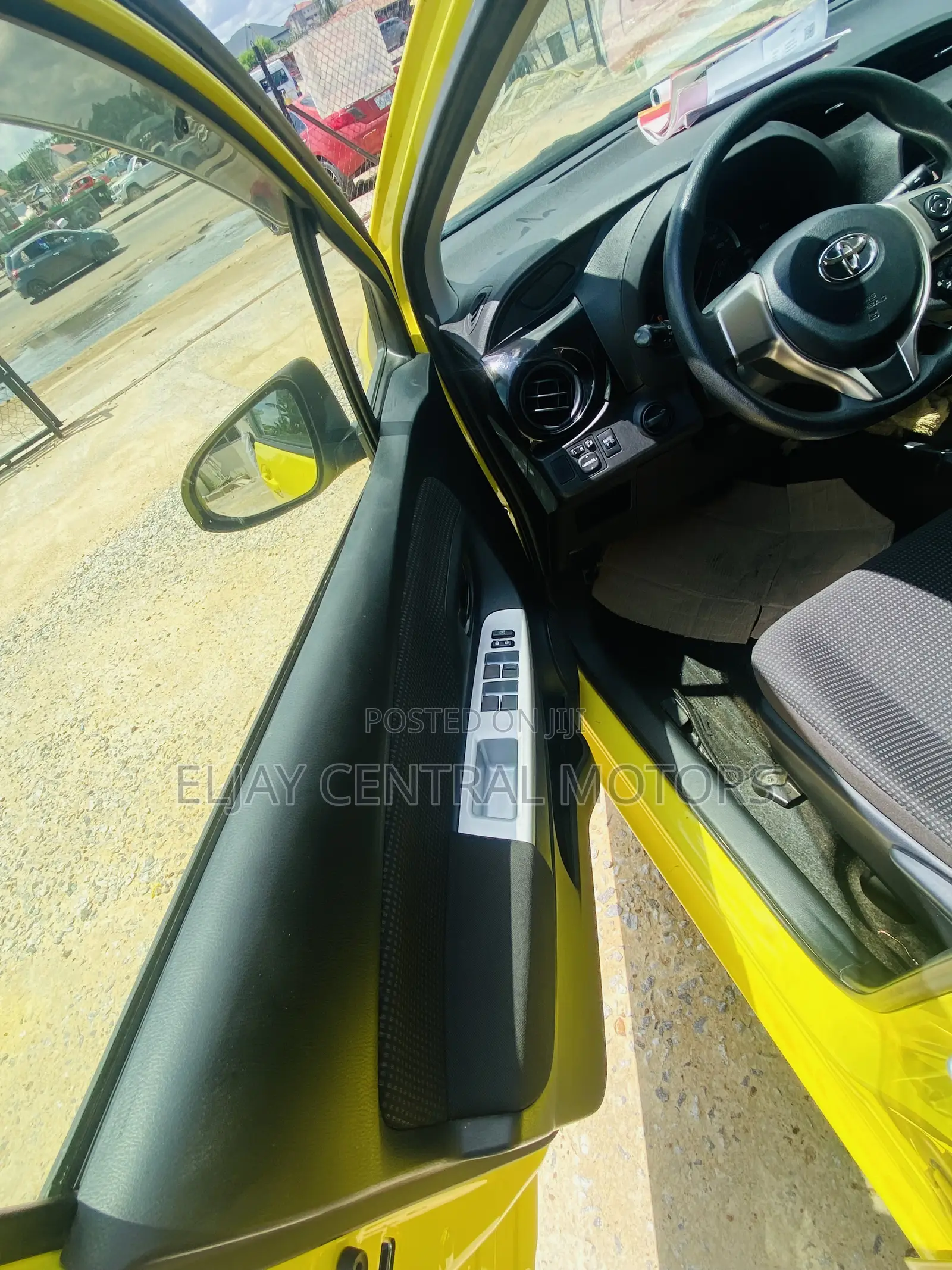 Toyota Vitz 1.3 AWD 5dr 2015 Yellow