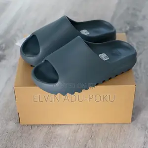 Yeezy Comfort Slides | Dark Grey