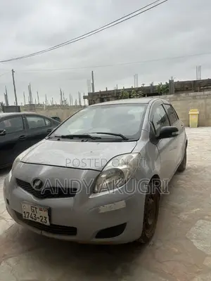 Toyota Vitz 2010 Silver