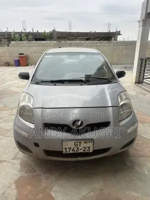 Toyota Vitz 2010 Silver