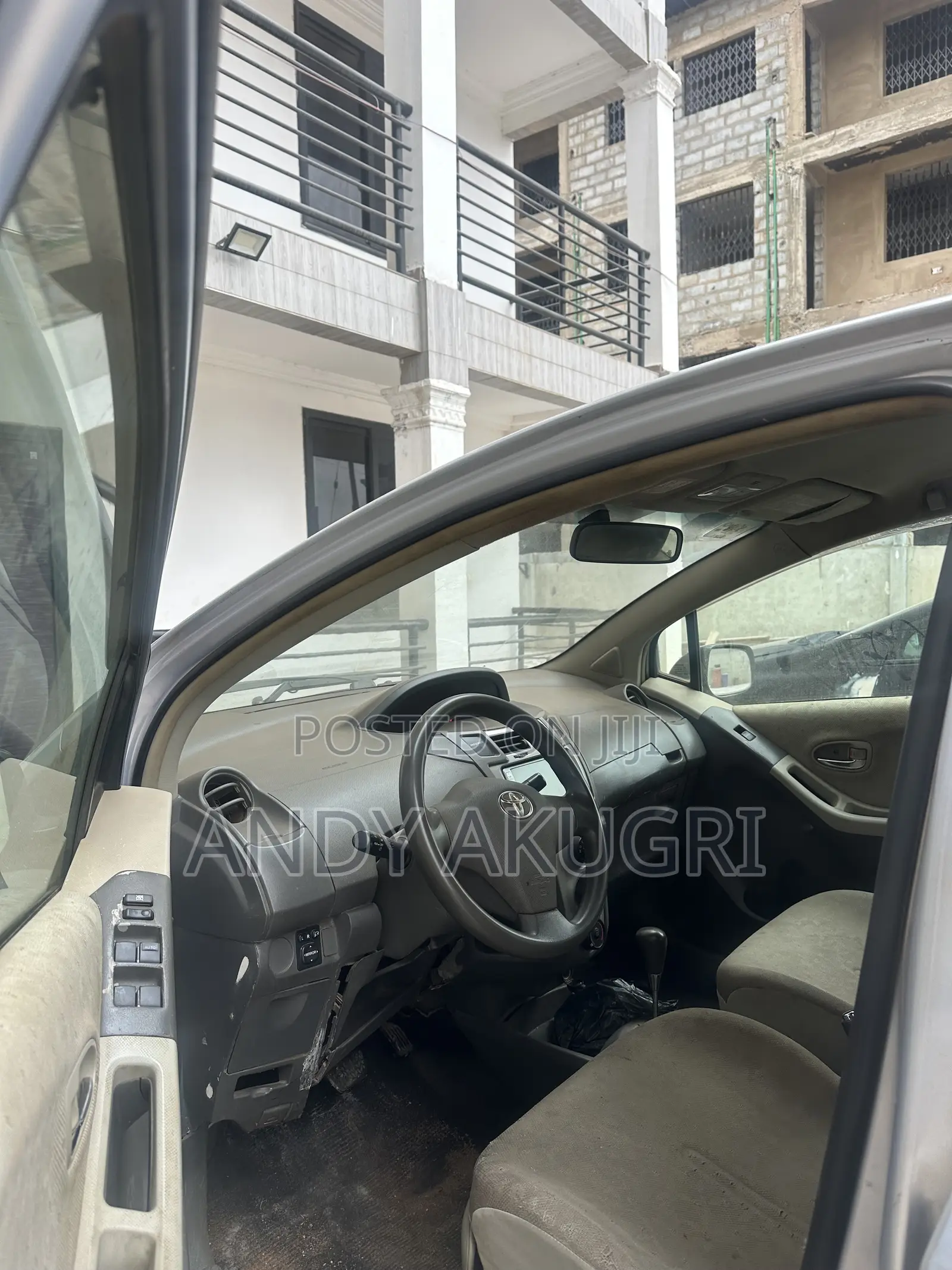 Toyota Vitz 2010 Silver