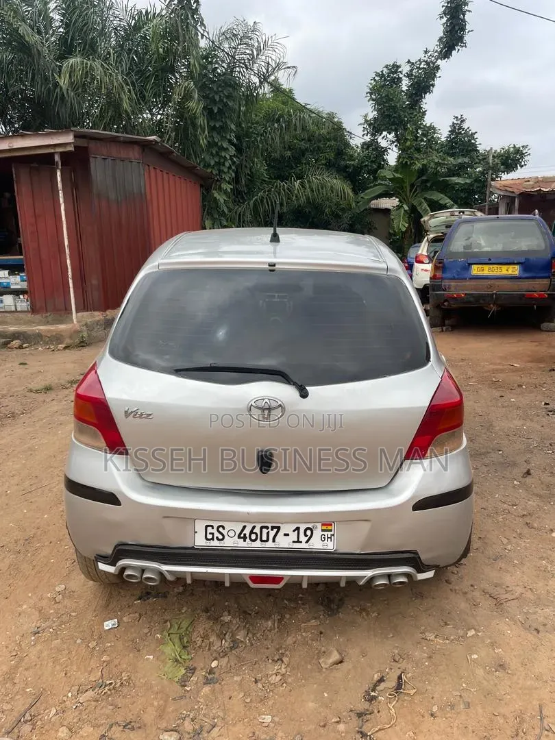 Toyota Vitz 2010 Silver