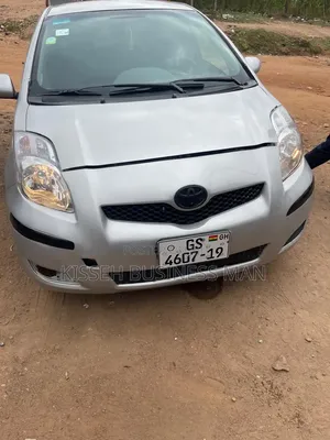 Toyota Vitz 2010 Silver