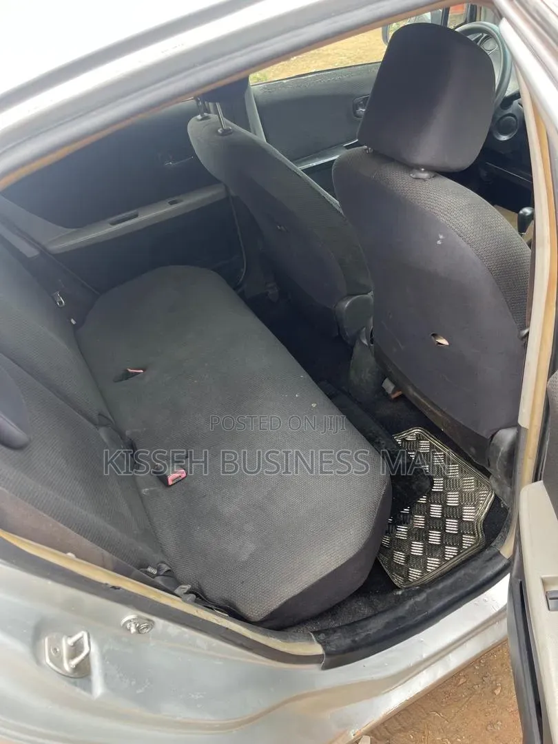 Toyota Vitz 2010 Silver