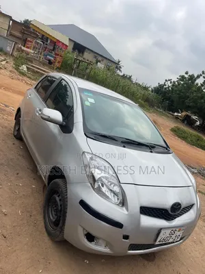 Toyota Vitz 2010 Silver