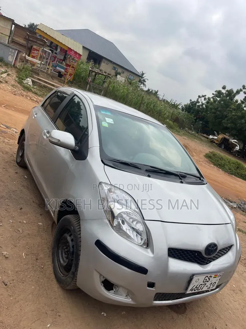 Toyota Vitz 2010 Silver