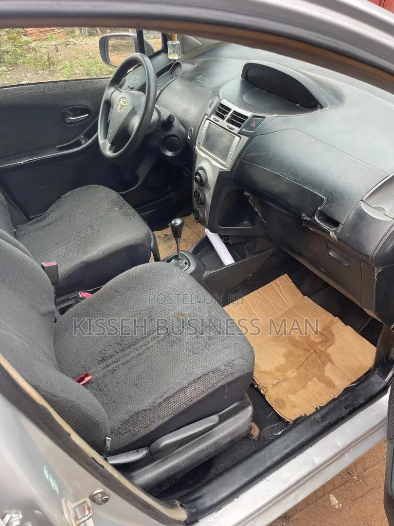 Toyota Vitz 2010 Silver