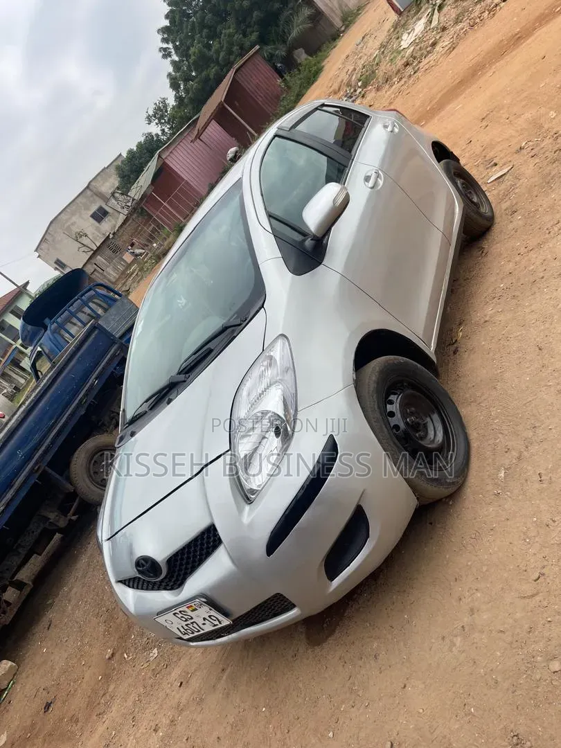 Toyota Vitz 2010 Silver