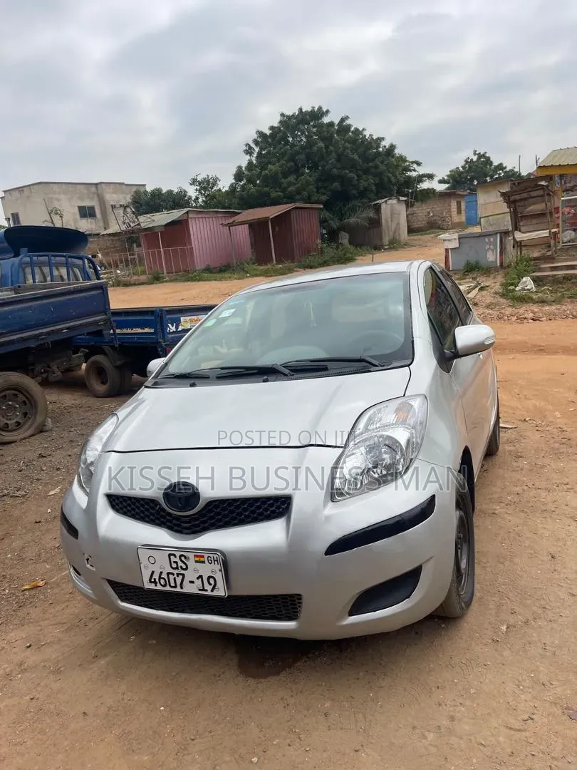 Toyota Vitz 2010 Silver