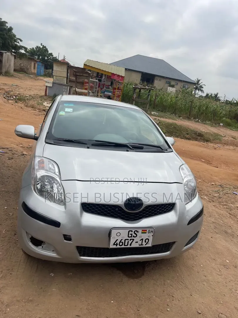 Toyota Vitz 2010 Silver