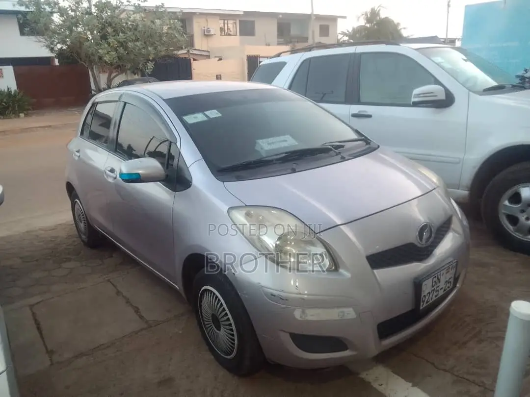 Toyota Vitz 2010 Silver