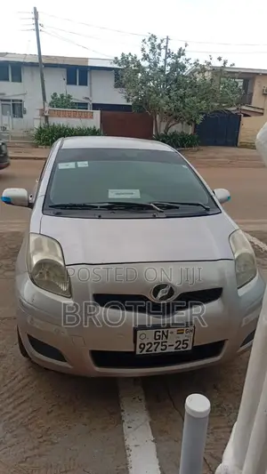 Toyota Vitz 2010 Silver