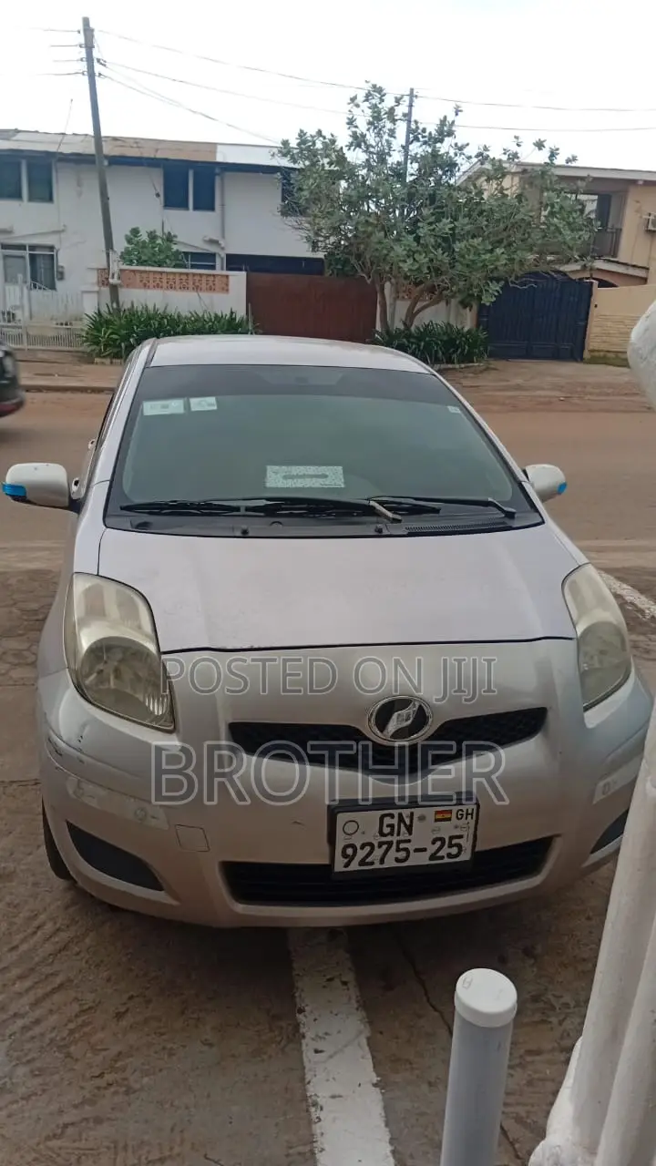Toyota Vitz 2010 Silver