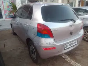 Toyota Vitz 2010 Silver