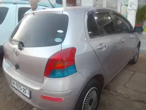 Toyota Vitz 2010 Silver