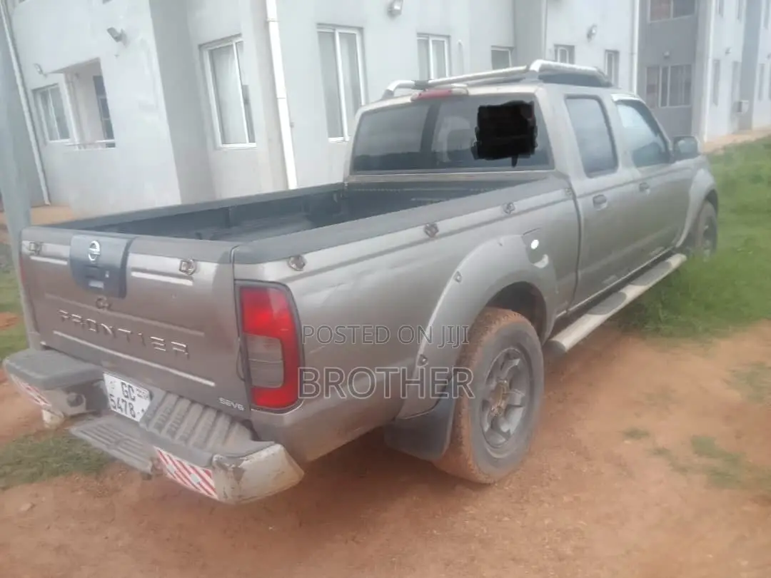 Nissan Hardbody 2011 Silver