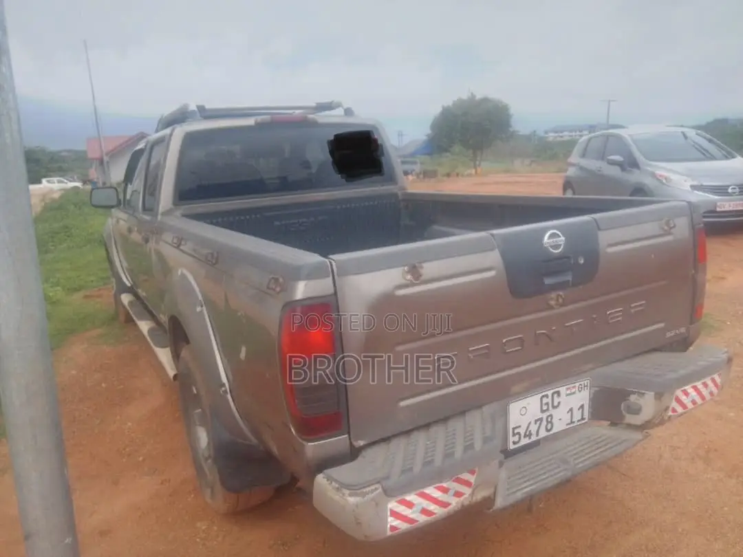 Nissan Hardbody 2011 Silver