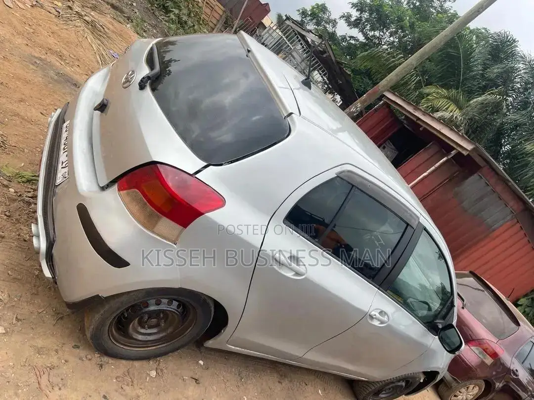 Toyota Vitz 2010 Silver
