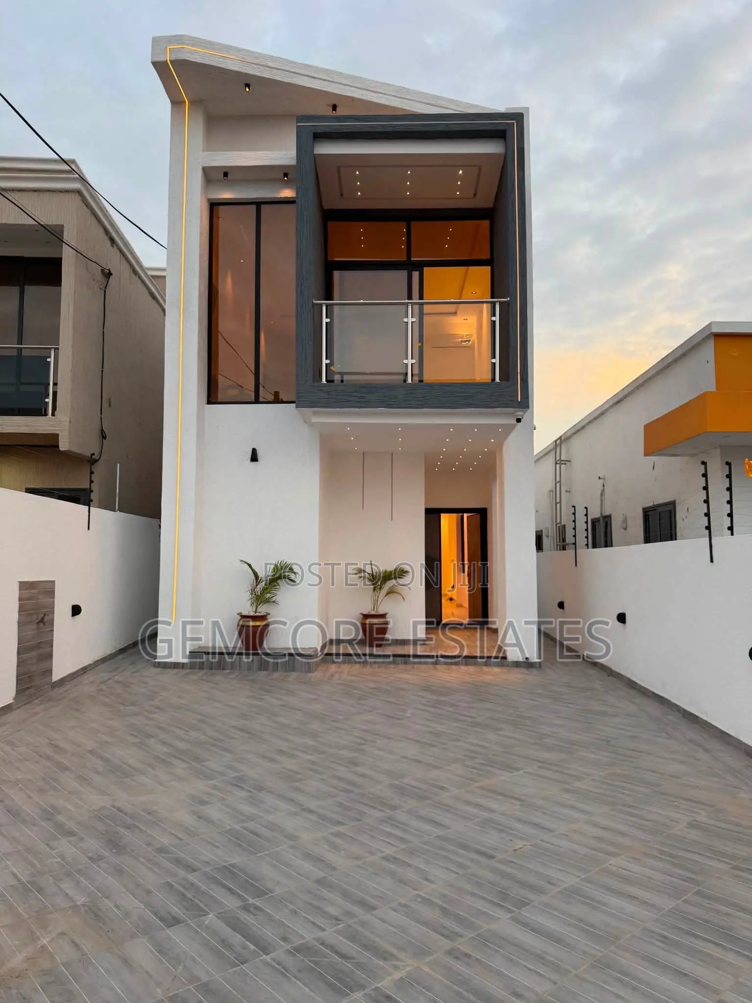 3bdrm House in Community 8, Lake Side Estate for sale