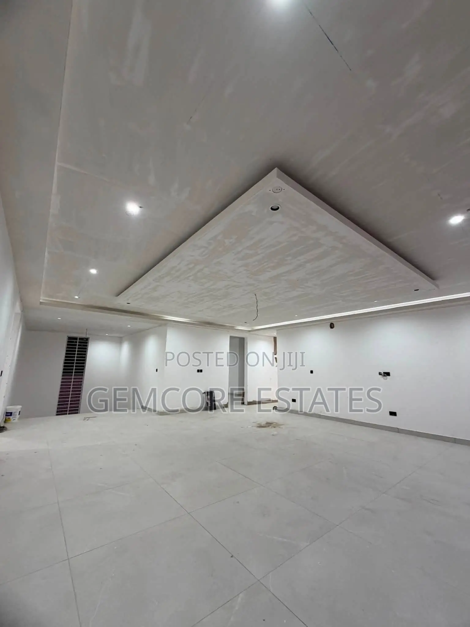 7bdrm Mansion in Adjiringanor, Adjiriganor for sale
