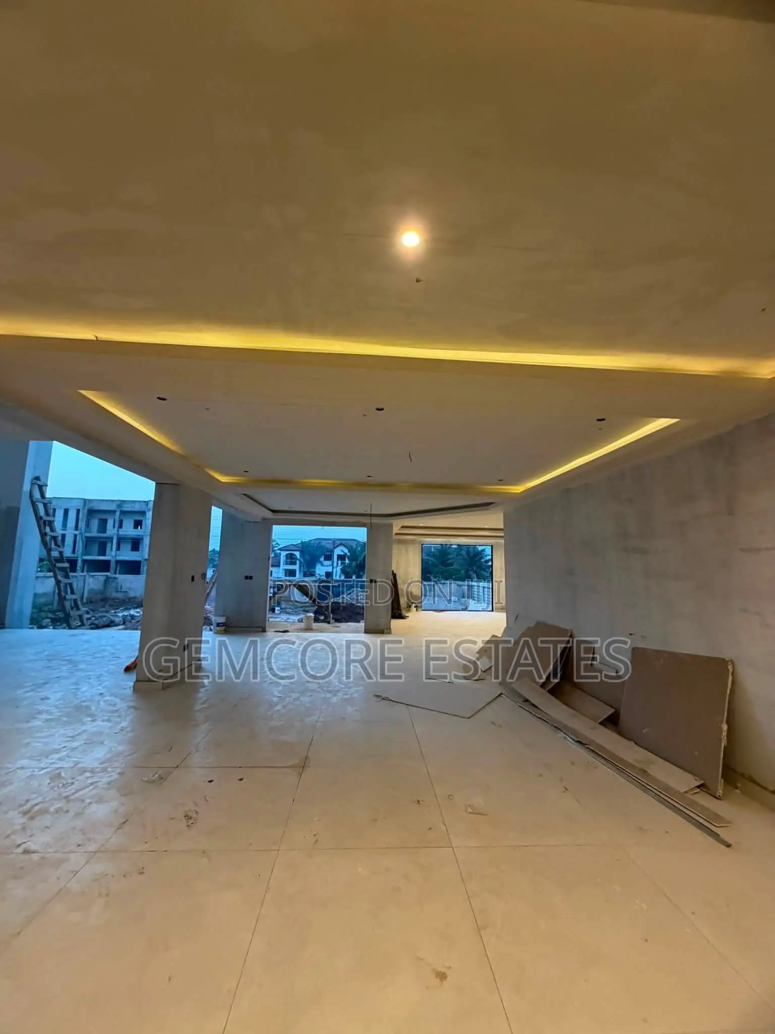 7bdrm Mansion in Adjiringanor, Adjiriganor for sale