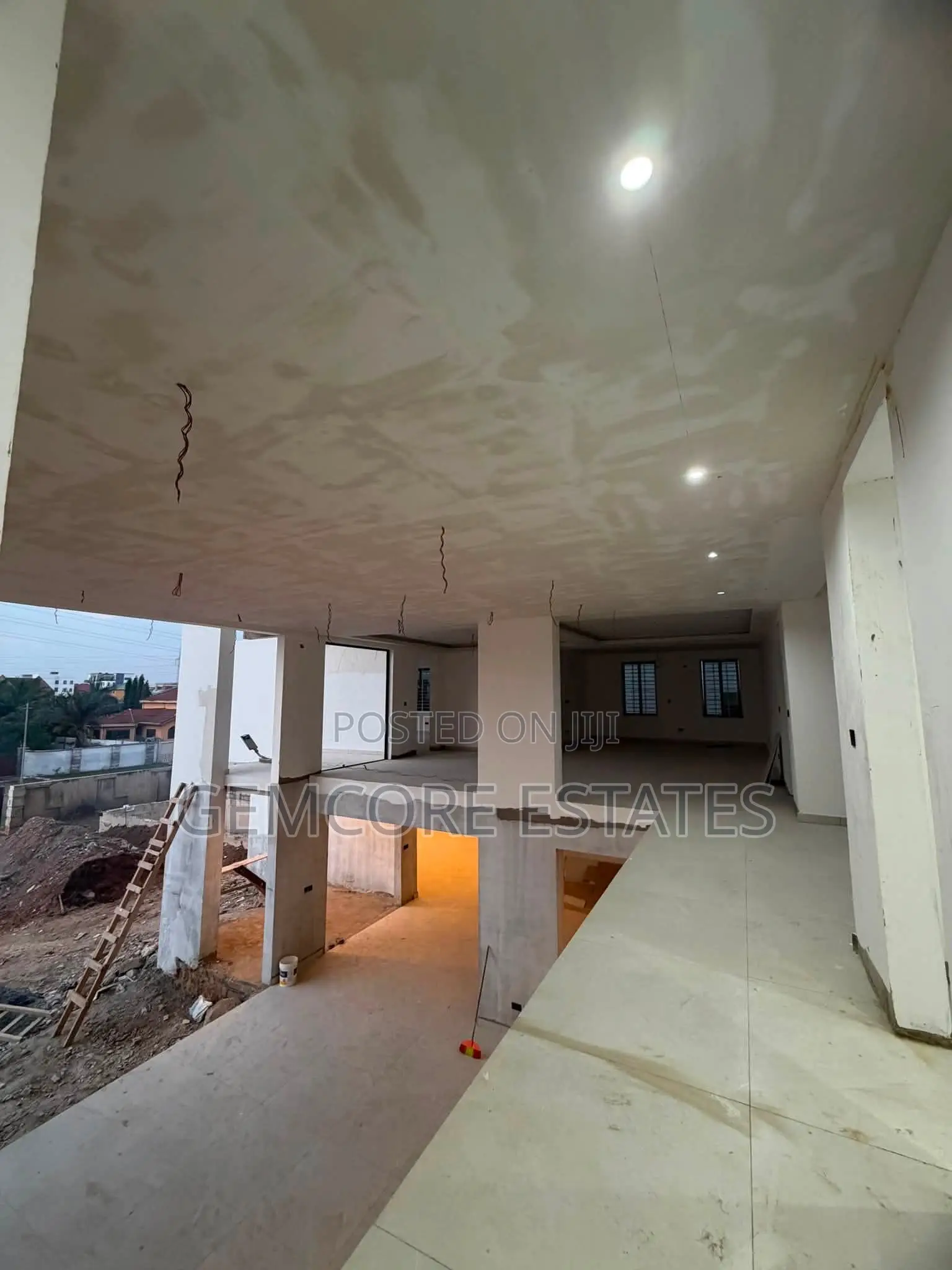 7bdrm Mansion in Adjiringanor, Adjiriganor for sale