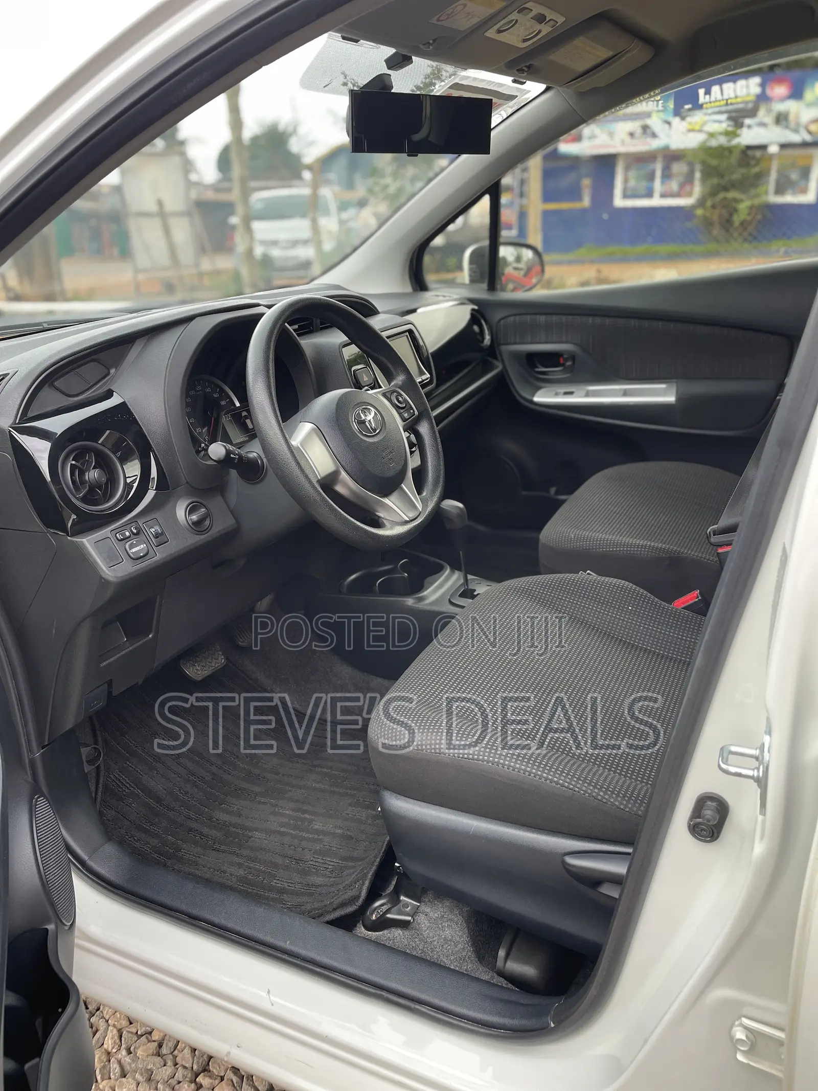 Toyota Vitz 1.3 FWD 5dr 2015 White