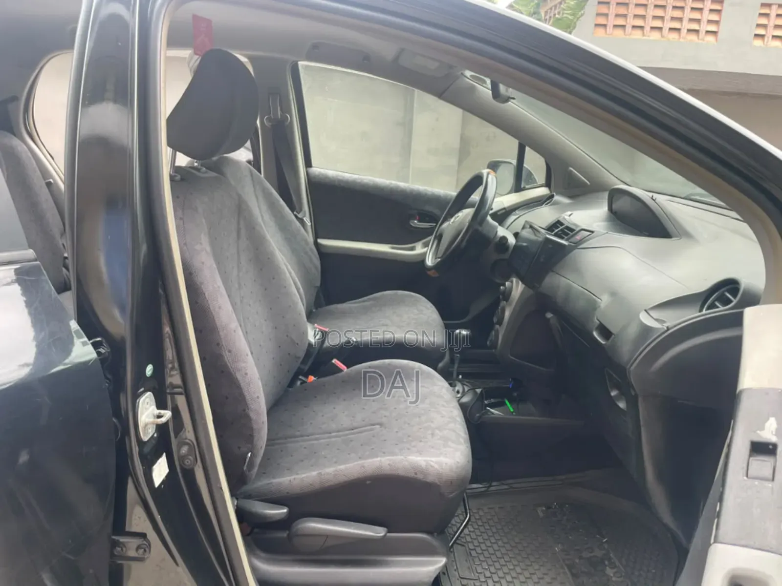 Toyota Vitz 1.3 AWD 3dr 2010 Black