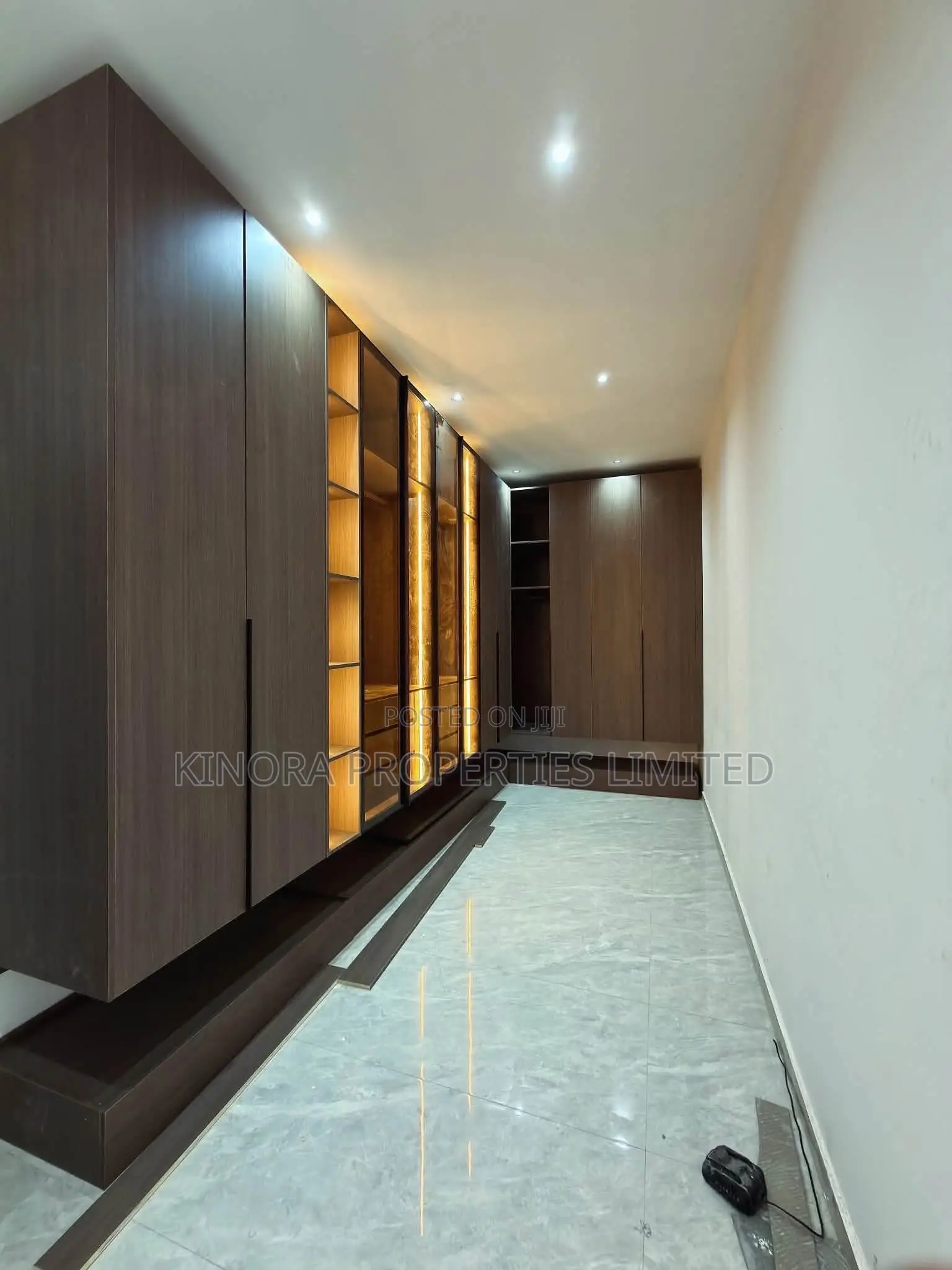 5bdrm Duplex in East Legon for sale