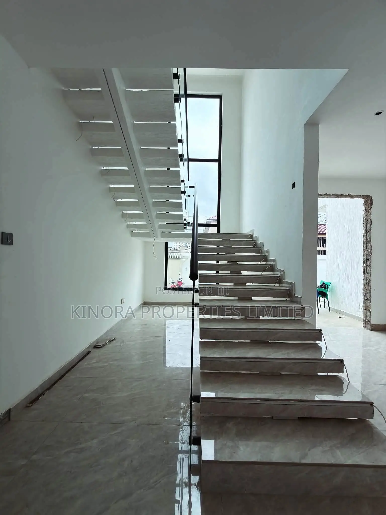 5bdrm Duplex in East Legon for sale