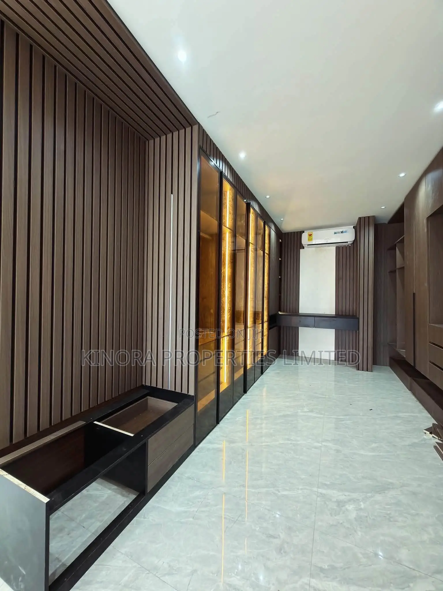 5bdrm Duplex in East Legon for sale