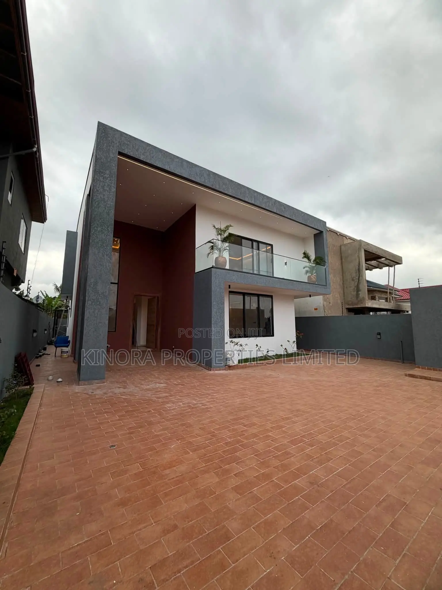 5bdrm Duplex in North Legon for sale