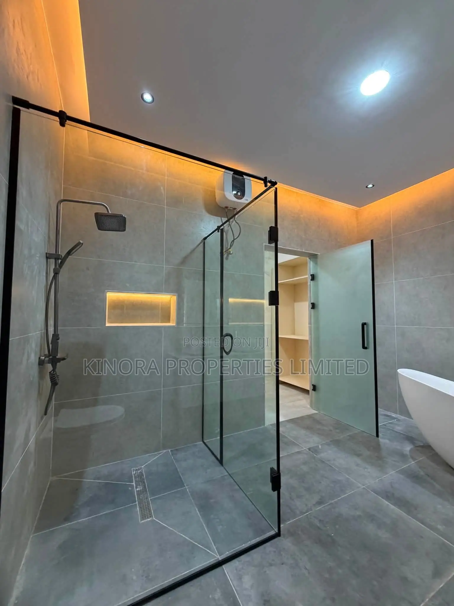 5bdrm Duplex in North Legon for sale