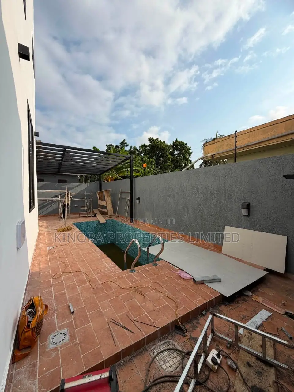 5bdrm Duplex in North Legon for sale